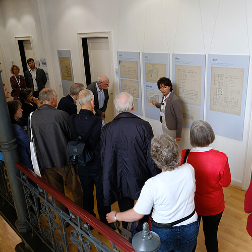 Ria Hoheisel, Abteilungsleiterin Bau- und Kunstpflege der Klosterkammer, erklärt einer Gruppe von Besuchern beim Tag der offenen Tür historische Baupläne.