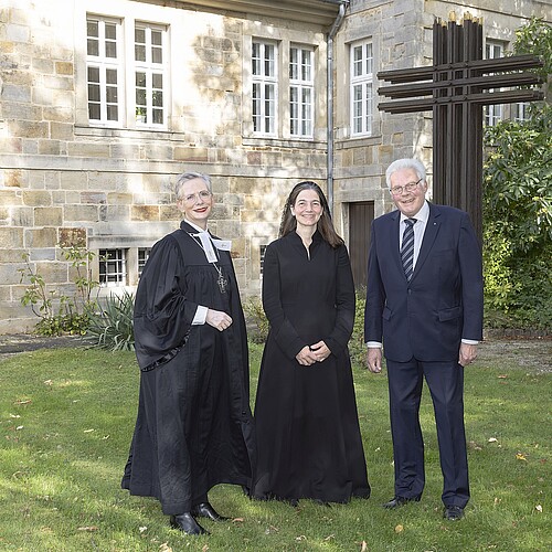Drei Personen stehen auf der Wiese vor dem Kloster Barsinghausen: Regionalbischöfin Dr. Petra Bahr, Äbtissin Dr. Henrike Wahl und Klosterkammer-Präsident Hans-Christian Biallas.