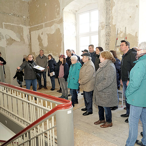 Eine Klosterkammer-Mitarbeiterin erläutert während einer Führung im ehemaligen Kloster Lamspringe Befunde der baubegleitenden Untersuchung.