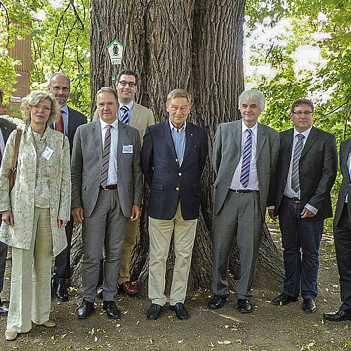 Eine Gruppe von Personen, darunter Dr. Stephan Lüttich, Leiter der Abteilung Förderungen der Klosterkammer Hannover, stehen unter einem Baum.