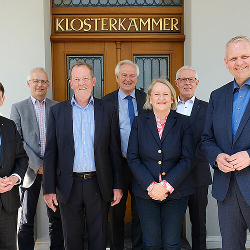 Mitglieder des Kuratoriums vor Dienstgebäude der Klosterkammer Hannover: Andreas Hesse, Prof. Dr. Ludwig Theuvsen, Prof. Dr. Hans-Albert Lennartz, Prof. Dr. Felix Bernard, Dr. Kristin Püttmann, Reinhard Rawe.