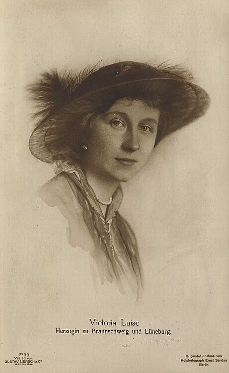 Das gezeichnete Portrait eine Frau im Halbprofil: Prinzessin Viktoria Luise von Preußen.