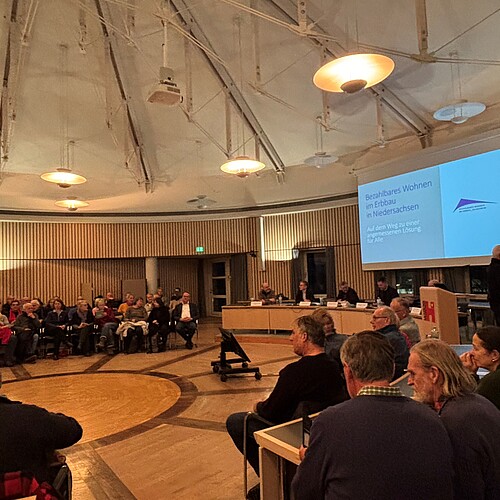 Mehrere Personen sehen sich eine Präsentation an.