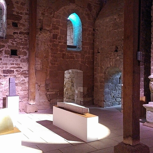 Ein Innenraum im Westteil der Klosterkirche Fredelsloh - mit abstrakten Skulpturen.