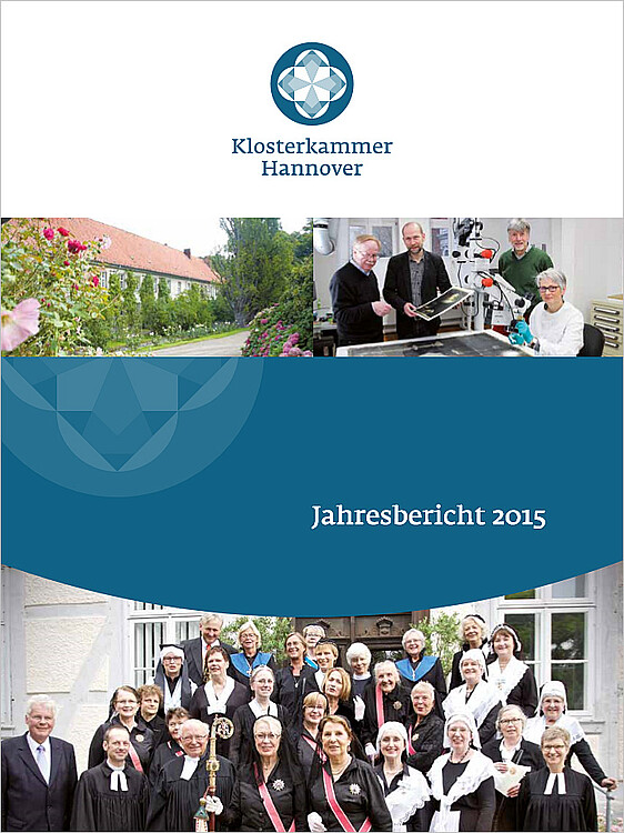 Ein Cover des Jahresberichtes der Klosterkammer für 2015 mit Fotos, die eine Versammlung von Äbtissinnen sowie Mitarbeitende der Restaurierungswerkstatt zeigt.