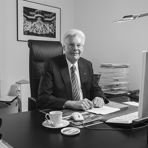 Ein schwarz-weiß Bild des Klosterkammer-Präsidenten Hans-Christian Biallas an seinem Schreibtisch. Vor ihm steht ein Computer-Bildschirm.