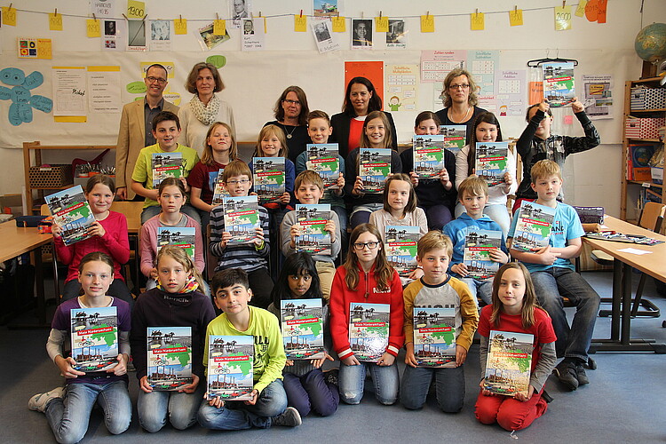 Pressetermin in der hannoverschen Johanna-Friesen-Schule: Eine Schulklasse hat Bücher in der Hand und freut sich.