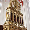 Der Hochaltar im Verdener Dom: Ein mehrere Meter hoher, filigraner Altaraufbau aus vergoldetem Holz.