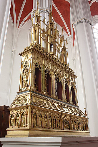Der Hochaltar im Verdener Dom: Ein mehrere Meter hoher, filigraner Altaraufbau aus vergoldetem Holz.