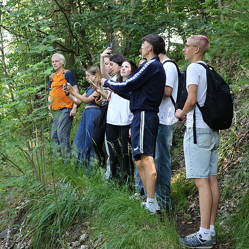 Schülerinnen und Schüler fotografieren den Wald in Ilfeld