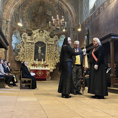 Zwei Frauen in einer Kirche.