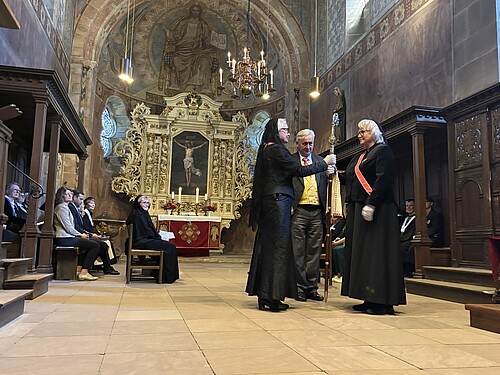 Zwei Frauen in einer Kirche.