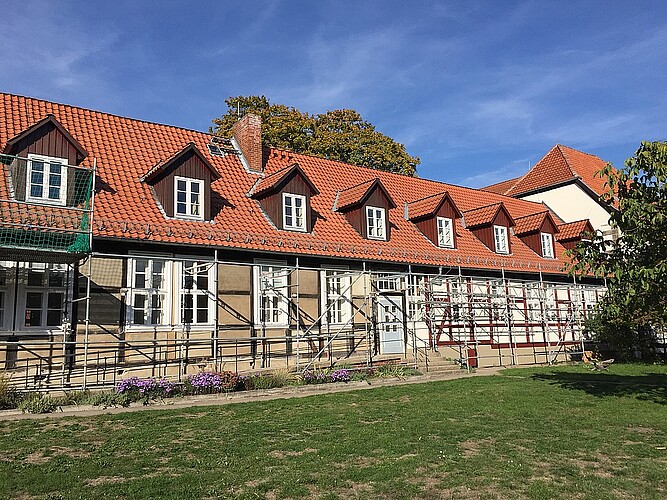 Kloster Marienwerder in Hannover: Die Südfassade des Klosters während der Instandsetzung 2018.