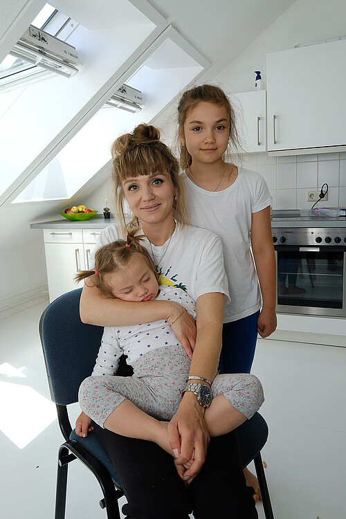 Ukrainische Mutter, zwei Mädchen, Wohnung Klosterkammer