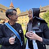 Zwei Frauen unterhalten sich.