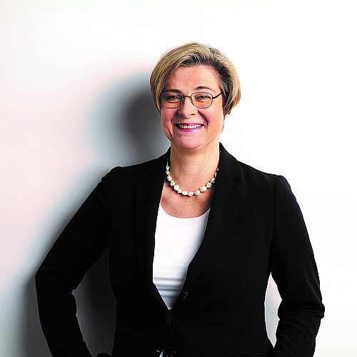 Ein Portrait zeigt die designierte Klosterkammer-Präsidentin Dr. Thela Wernstedt in schwarzem Blazer.