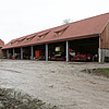 Eine neu gebaute Maschinenhalle grenzt an ein landwirtschaftliches Gebäude.