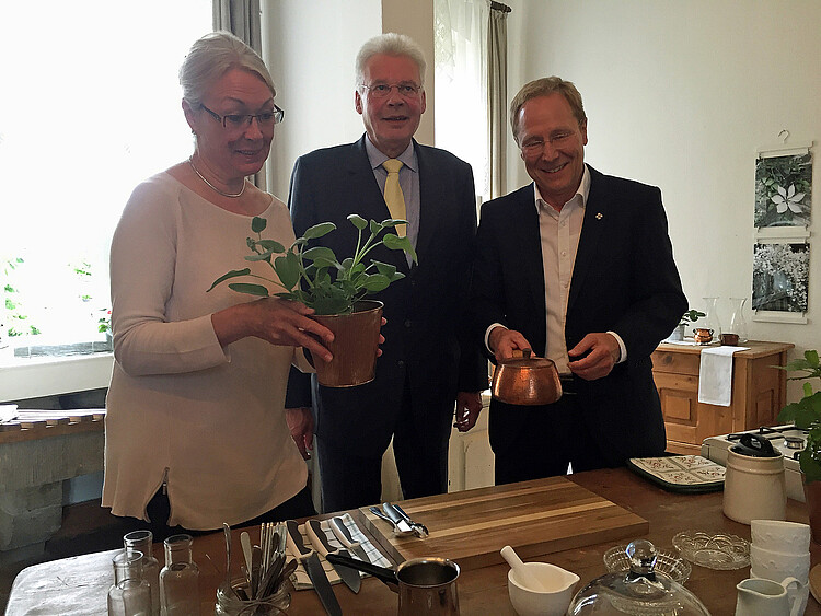 Eine Frau und zwei Männer, darunter die Äbtissin des Stifts Fischbeck Katrin Woitack und Klosterkammer-Präsident Hans-Christian Biallas, stehen in einer Küche.
