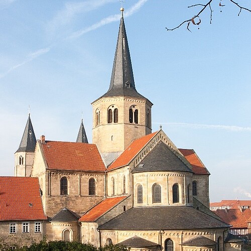 Foto der Außenansicht der Kirche Sankt Godehard in Hildesheim.