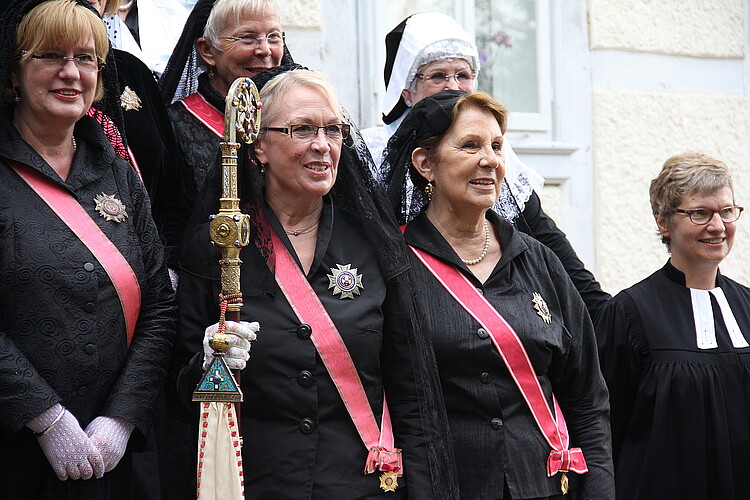 Sechs Frauen, darunter Uda von der Nahmer, Alt-Äbtissin und Katrin Woitack, Äbtissin des Stift Fischbeck.