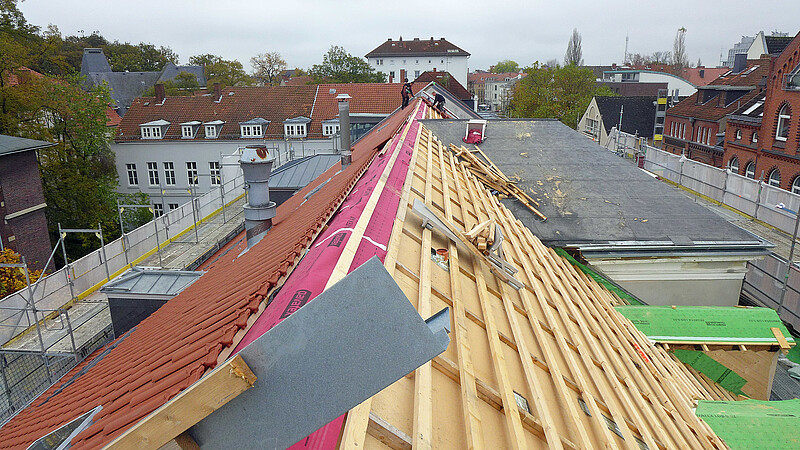 Die hölzernen Sparren auf einem Spitzdach sind gerade erneuert worden.