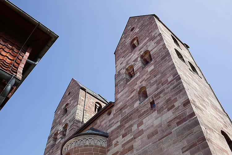 Zwei schlichte Türme einer gotische Kirche in Bruchsteinoptik.