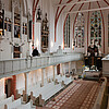 Der Blick in den Innnenraum einer Kirche kurz vor Fertigstellung der Restaurierungsarbeiten. Im mittleren bereich fehlen noch die Sitzbänke, im vorderen Bereich das Sprechpult.