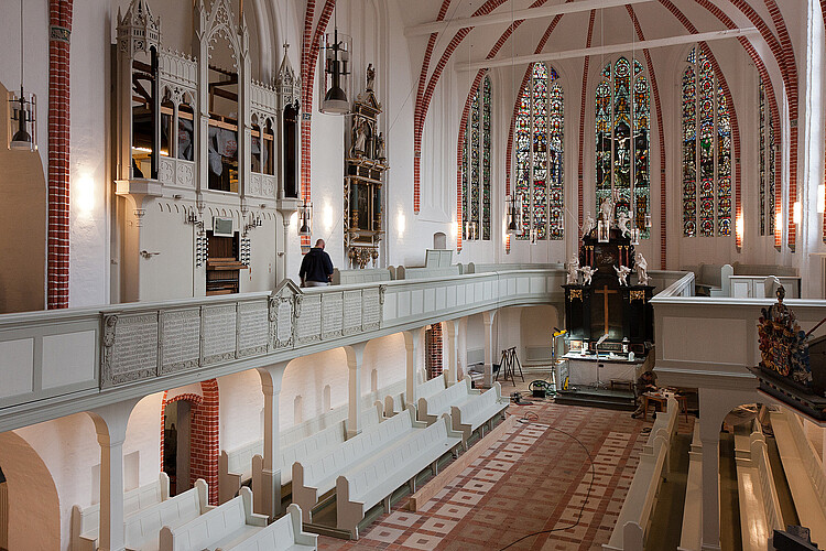 Der Blick in den Innnenraum einer Kirche kurz vor Fertigstellung der Restaurierungsarbeiten. Im mittleren bereich fehlen noch die Sitzbänke, im vorderen Bereich das Sprechpult.