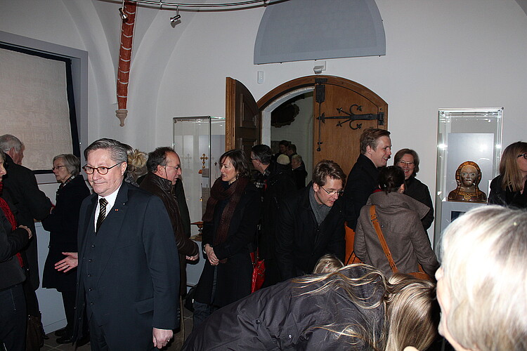 Ein Raum voller Menschen, nahe der Ursulakapelle.