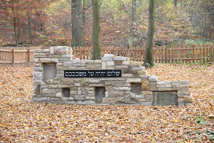 Eine Steinsammlung auf dem alten jüdischen Friedhof in Barsinghausen mit Inschrift: „Friede sei auf Eurem Totenlager“.