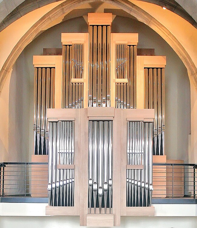 Eine moderne Orgel, die teilweise holzverkleidet ist.