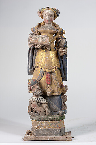 Eine kleine Statue, die eine Frau darstellt, aus Holz mit Resten bunter Bemalung.