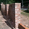 Ziegelsteine werden bei einem Teilstück der Mauer neu aufgebaut.