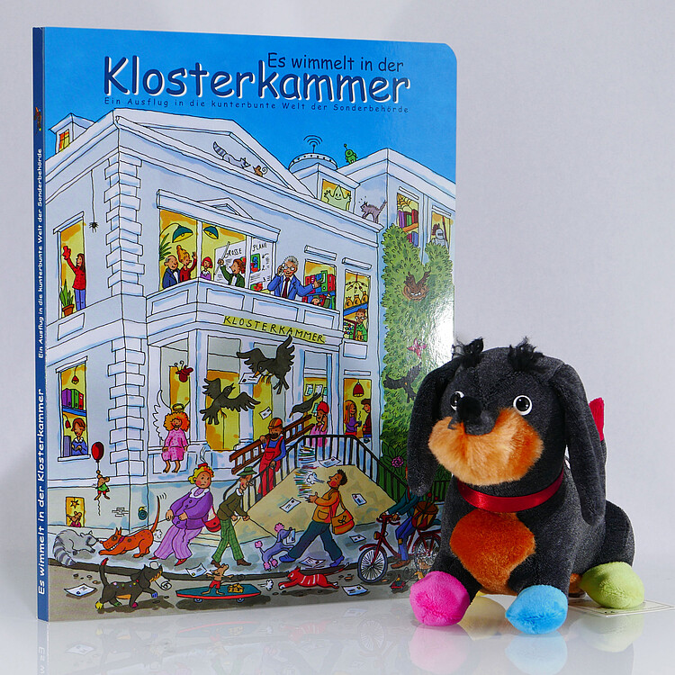 Produktfoto: Das Klosterkammer-Wimmelbuch und der Plüschdackel Ekki.
