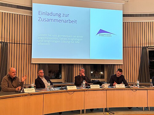 4 Personen an einem Tisch