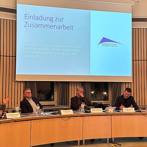 4 Personen an einem Tisch