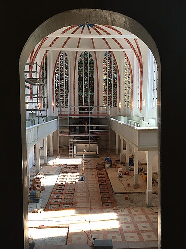 Klosterkirche Ebstorf: Frontaler Blick auf den eingerüsteten Altar. Der Boden, mit Steinfließen ausgelegt, wird aufgearbeitet.