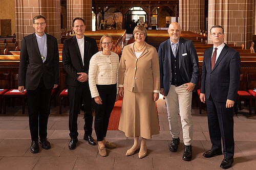 Mitwirkende des Klosterkammertags in Einbeck stehen in der Münsterkirche