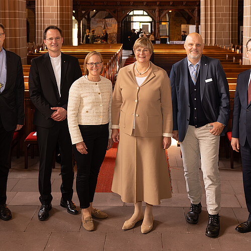 Mitwirkende des Klosterkammertags in Einbeck stehen in der Münsterkirche