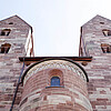 Zwei schlichte Türme einer gotische Kirche in Bruchsteinoptik.