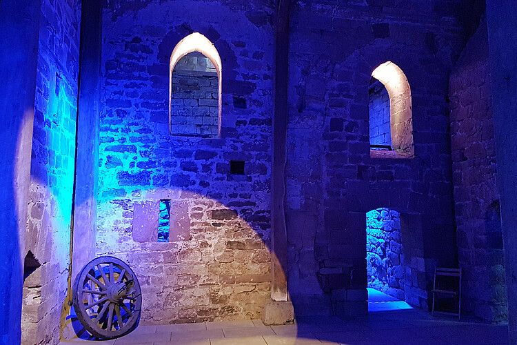 Ein Innenraum im Westteil der Klosterkirche Fredelsloh - mit blauem Licht ausgeleuchtet.