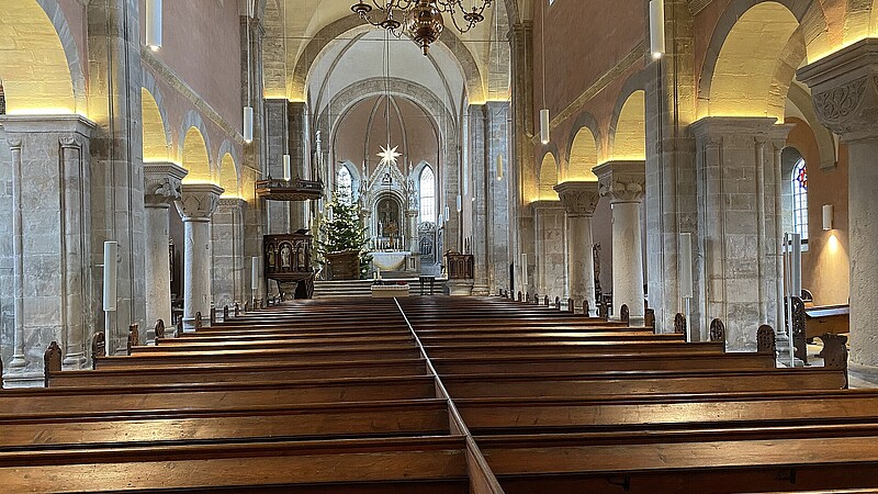 Blick im Mittelschiff der Stiftskirche Wunstorf in Richtung der Kanzel und des Hauptaltars.