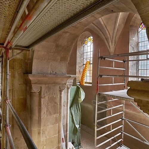 Blick vom Gerüst im Innenraum der Stiftskirche Wunstorf auf Säulen und Fenster.