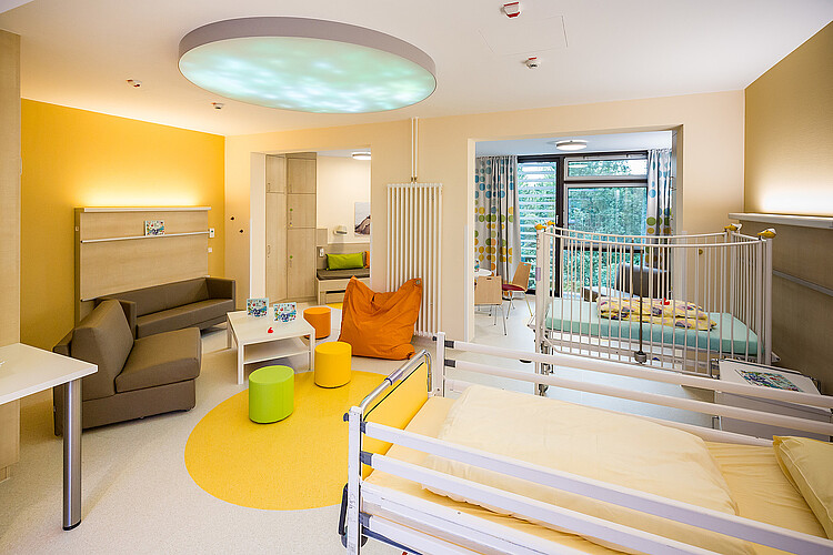 Ein helles und farbenfrohes Krankenzimmer in dem modernisierten Bettenhaus der hannoverschen Kinder- und Jugendheilanstalt Auf der Bult.