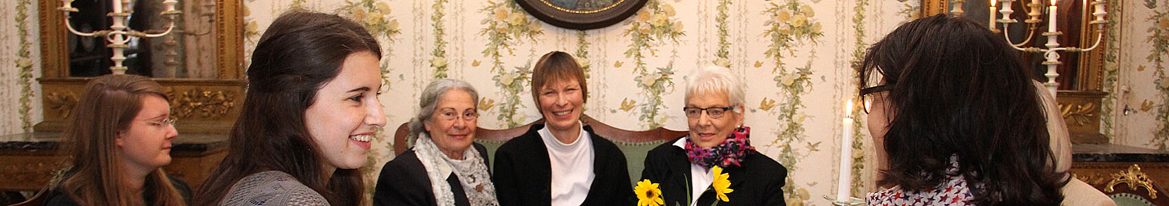 Begegnung im Kloster Mariensee zu der Foto-Ausstellung zum Workshop Click im Kloster. Foto: Klosterkammer/Lina Hatscher