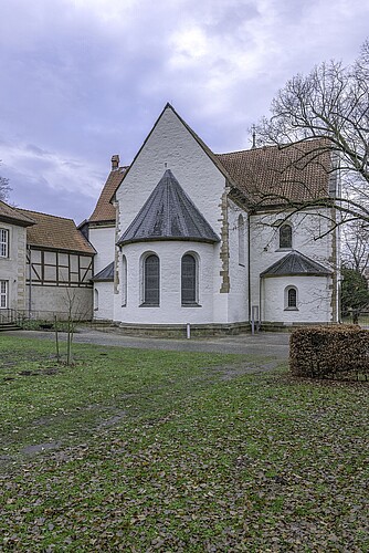 Blick von Osten auf die Klosterkirche Marienwerder mit heller Fassade und roter Dacheindeckung.