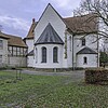 Blick von Osten auf die Klosterkirche Marienwerder mit heller Fassade und roter Dacheindeckung.