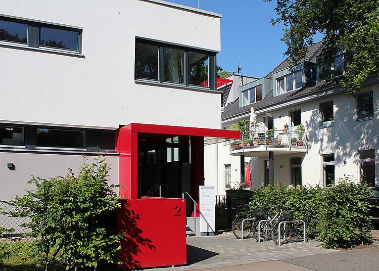 Ein moderner Eingangsbereich zu einem Bürogebäude: Der Sitz der Liemak Immobilien GmbH in der hannoverschen Spohrstraße.