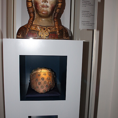 Drei Reliquien in einer Vitrine.
