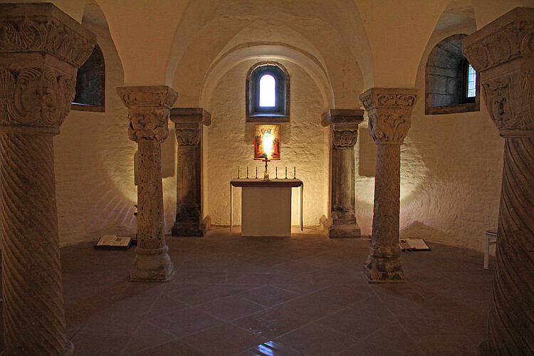 Ein feierlicher geschmückter Raum für Gebete in einer alten Klosteranlage.